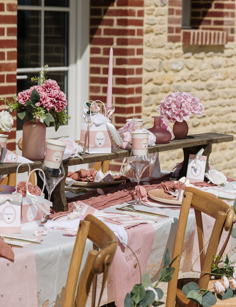 Mise en situation sur une table de fête du vase en verre décoration pour table rose finition givrée