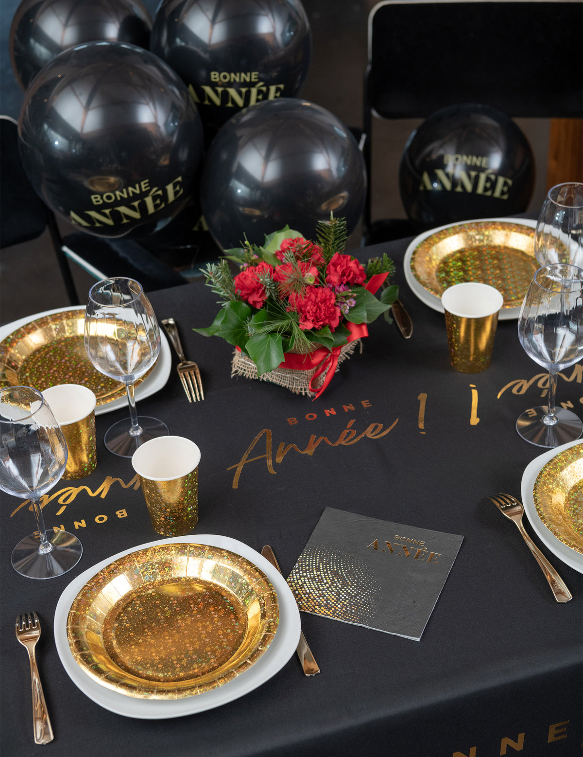 Mise en situation sur une table de fête du verres à pied incassables pour réception