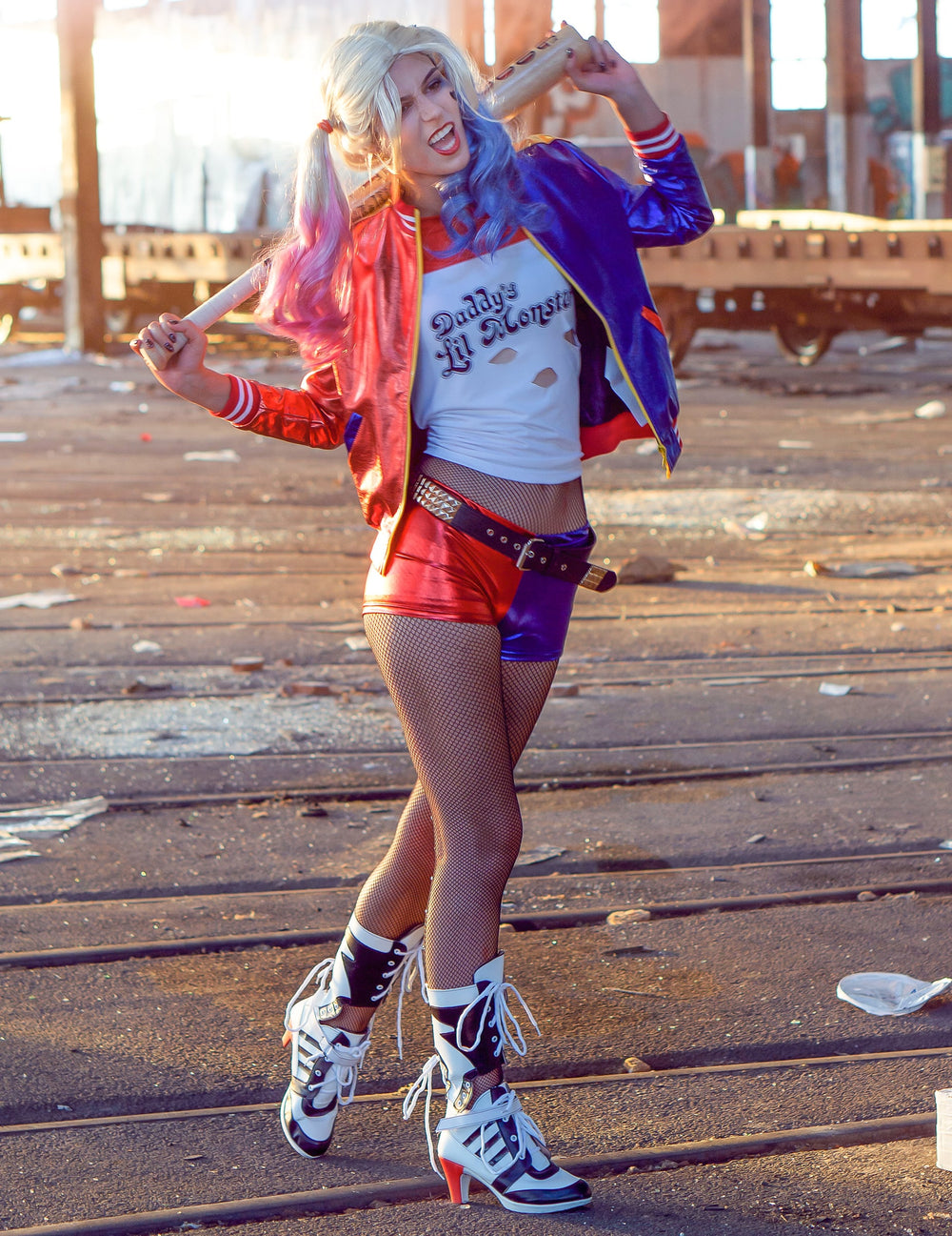 Vue d'ensemble avec batte de la veste et t-shirt intégré Harley Quinn Suicide Squad™