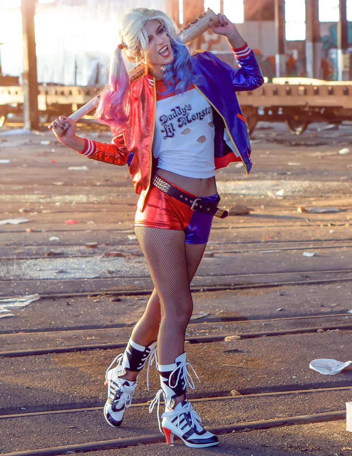 Vue d'ensemble avec batte de la veste et t-shirt intégré Harley Quinn Suicide Squad™