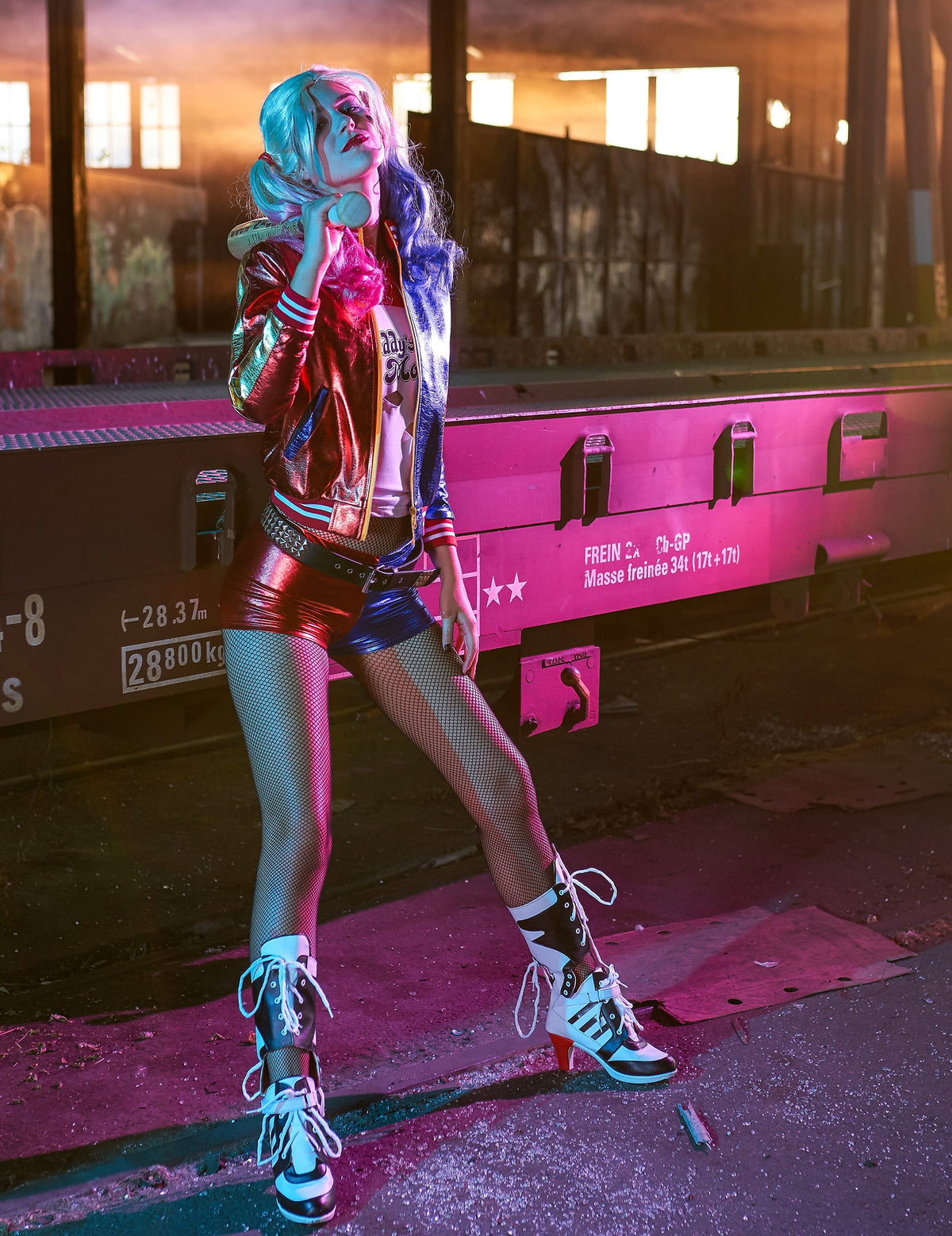 Vue de profil avec batte de la veste et t-shirt intégré Harley Quinn Suicide Squad™