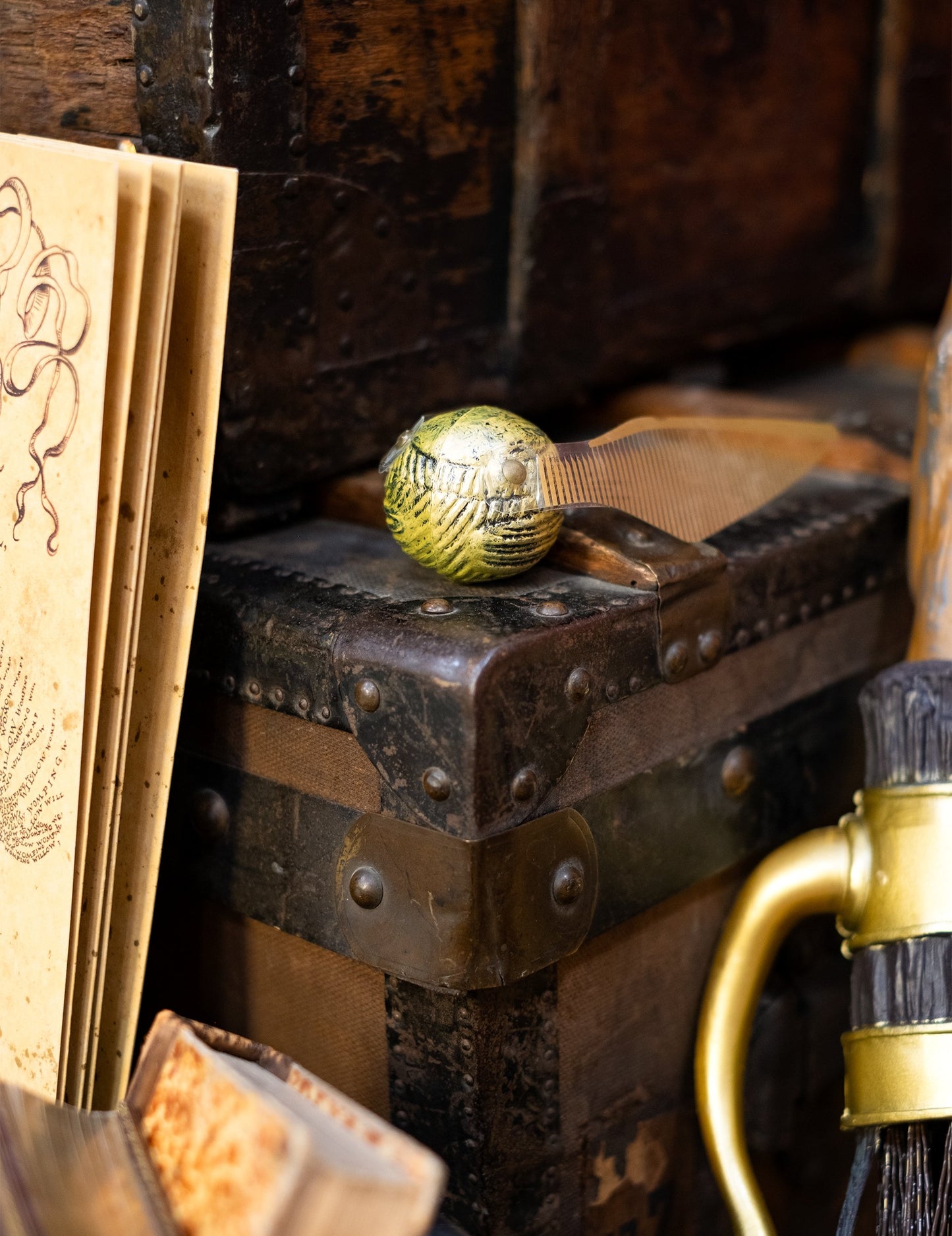 Helyzetbemutató egy régi ládán a Harry Potter Aranycseppel